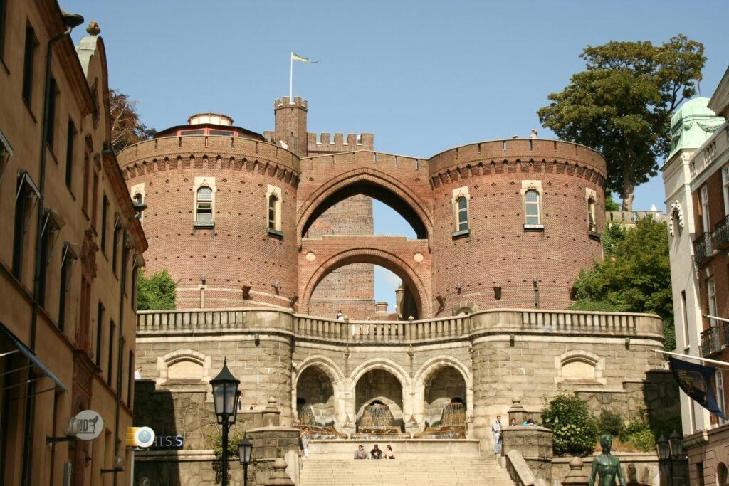 Helsingborg ou Helsimburgo é uma cidade portuária e industrial do noroeste da província da Escânia, no sul da Suécia.