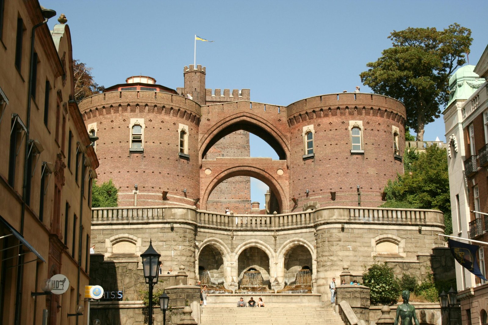 Helsingborg ou Helsimburgo é uma cidade portuária e industrial do noroeste da província da Escânia, no sul da Suécia.