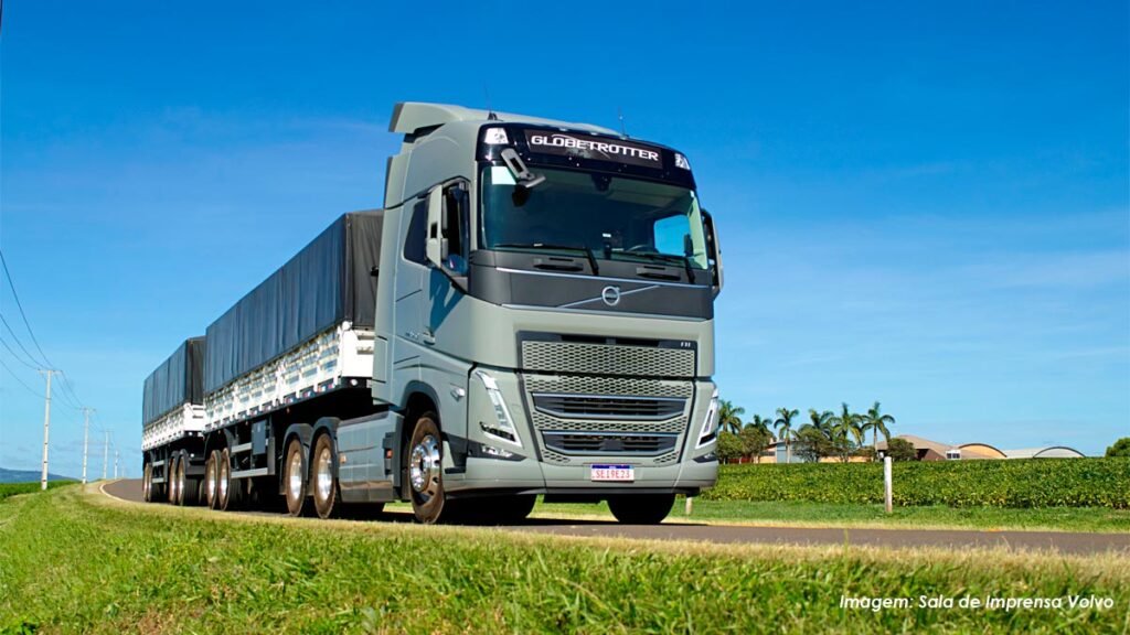 Caminhões brasileiros se destacam globalmente pela baixa pegada de carbono no transporte de carga.